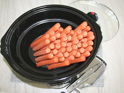 Easy meal ideas for large groups - hot dogs in a slow cooker